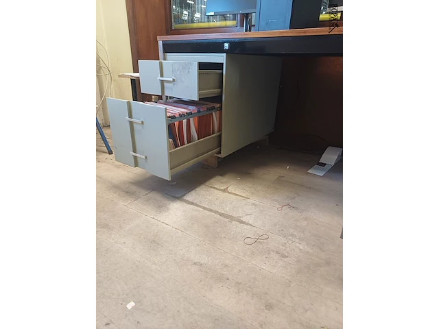 Lot 2 - bureau met lades - afbeelding 4 van  5