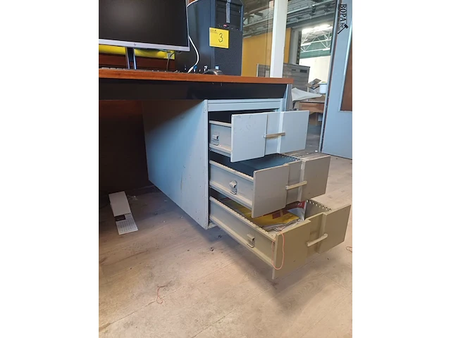 Lot 2 - bureau met lades - afbeelding 5 van  5