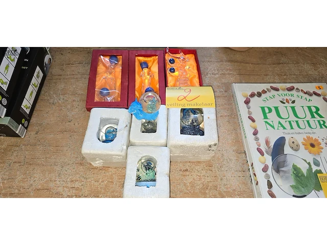 Lot 2 - glinsterballen en glasfiguren dolfijnen - afbeelding 1 van  5