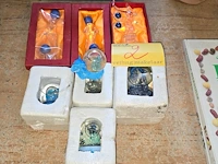 Lot 2 - glinsterballen en glasfiguren dolfijnen