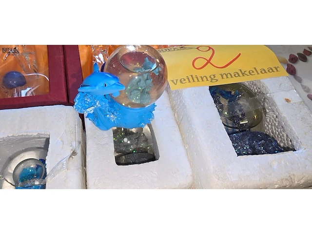Lot 2 - glinsterballen en glasfiguren dolfijnen - afbeelding 2 van  5