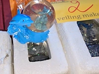 Lot 2 - glinsterballen en glasfiguren dolfijnen - afbeelding 2 van  5