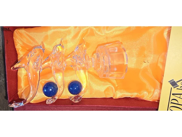 Lot 2 - glinsterballen en glasfiguren dolfijnen - afbeelding 5 van  5