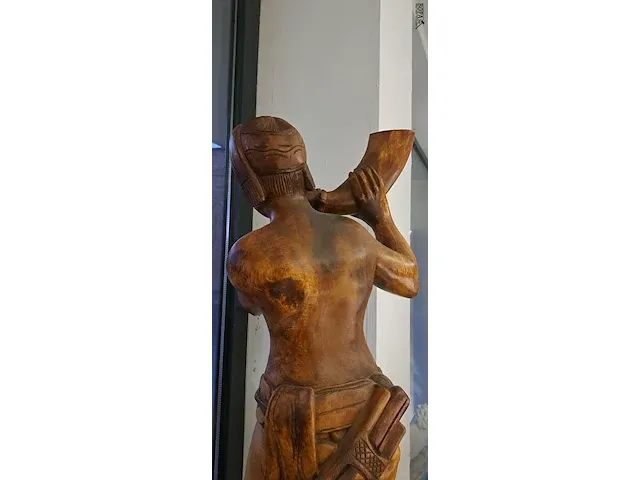 Lot 2 - groot houten beeld van man met hoorn en dolk. - afbeelding 6 van  7