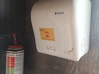 Lot 2 - handzeep en handdoekdispenser