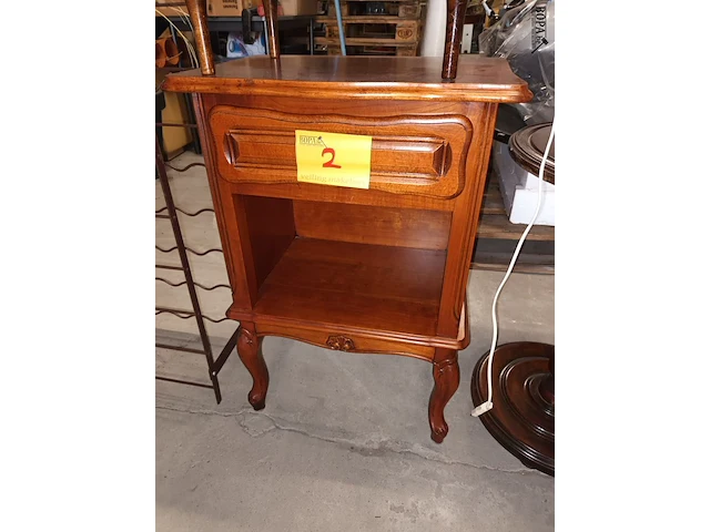 Lot 2 - houten bijzetkastje - afbeelding 1 van  3
