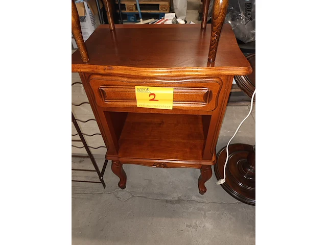Lot 2 - houten bijzetkastje - afbeelding 2 van  3