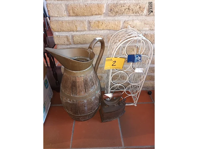 Lot 2 - houten kan, wijnrek en antiek strijkijzer - afbeelding 1 van  4