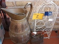 Lot 2 - houten kan, wijnrek en antiek strijkijzer