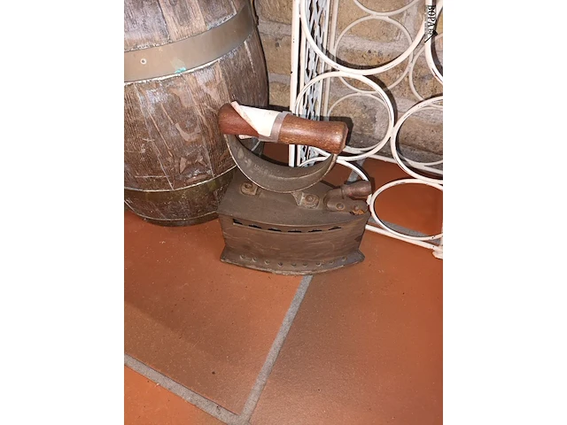 Lot 2 - houten kan, wijnrek en antiek strijkijzer - afbeelding 2 van  4