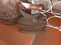 Lot 2 - houten kan, wijnrek en antiek strijkijzer - afbeelding 2 van  4