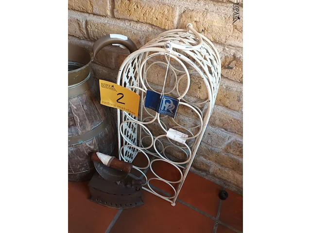 Lot 2 - houten kan, wijnrek en antiek strijkijzer - afbeelding 3 van  4