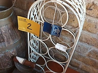 Lot 2 - houten kan, wijnrek en antiek strijkijzer - afbeelding 3 van  4