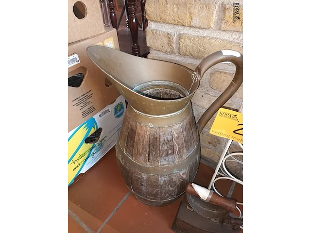 Lot 2 - houten kan, wijnrek en antiek strijkijzer - afbeelding 4 van  4