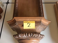 Lot 2 - houten muursokkel voor beeld