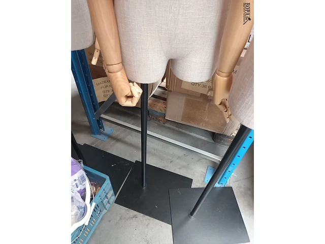 Lot 2 - mannequin pop - afbeelding 2 van  2