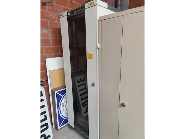 Lot 2 - serverkast met vitrinedeur - afbeelding 1 van  7