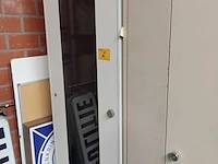 Lot 2 - serverkast met vitrinedeur