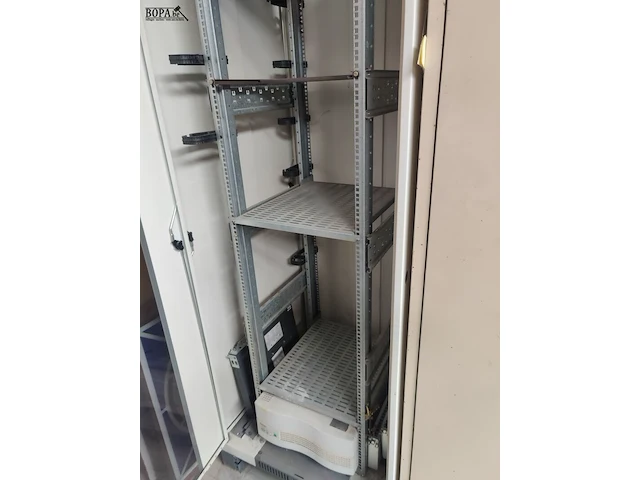 Lot 2 - serverkast met vitrinedeur - afbeelding 2 van  7