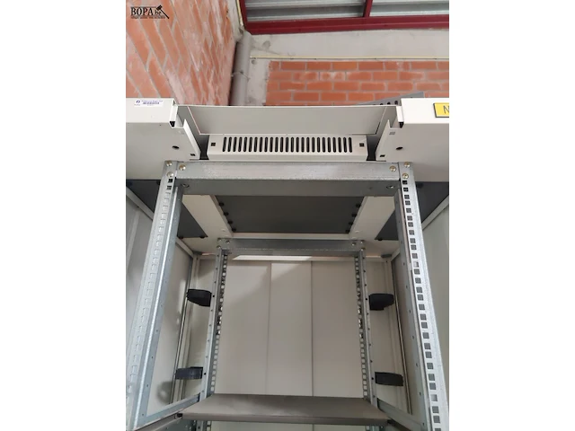 Lot 2 - serverkast met vitrinedeur - afbeelding 3 van  7