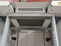 Lot 2 - serverkast met vitrinedeur - afbeelding 3 van  7