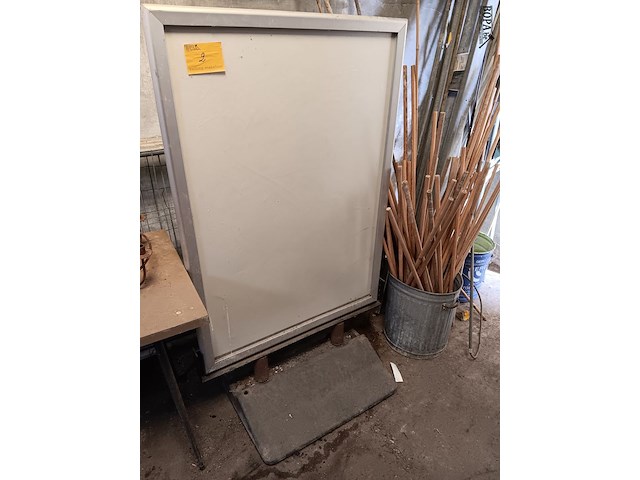 Lot 2 - stoepbord op sokkel - afbeelding 1 van  1