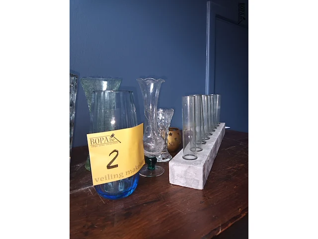 Lot 2 - vazen. 8 stuks - afbeelding 3 van  3