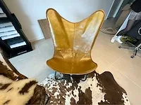 Lot 2 vlinderstoelen,2 kussens, schapenvel en koeiehuid. - afbeelding 2 van  7