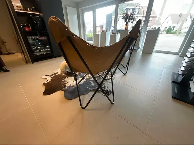 Lot 2 vlinderstoelen,2 kussens, schapenvel en koeiehuid. - afbeelding 3 van  7