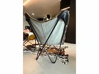 Lot 2 vlinderstoelen,2 kussens, schapenvel en koeiehuid. - afbeelding 5 van  7