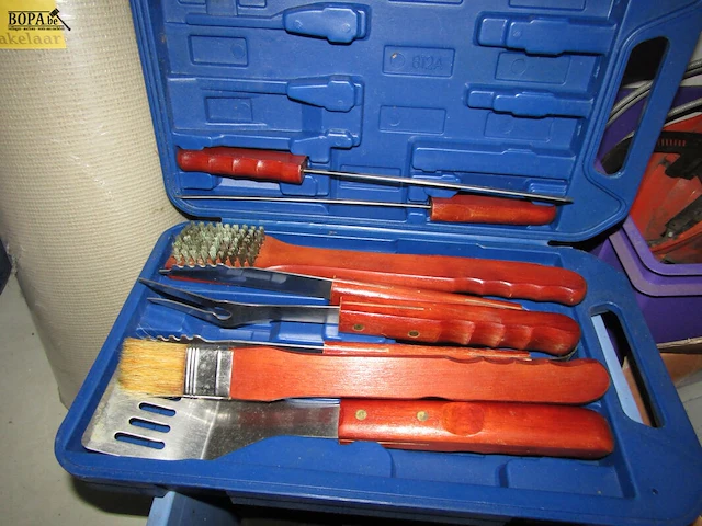 Lot 20 - bbq gerei en koelelementen - afbeelding 1 van  2