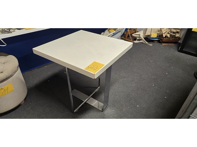 Lot 20 - bijzet tafeltje wit op metalen voet - afbeelding 1 van  2