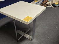 Lot 20 - bijzet tafeltje wit op metalen voet - afbeelding 1 van  2