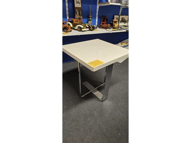 Lot 20 - bijzet tafeltje wit op metalen voet - afbeelding 2 van  2