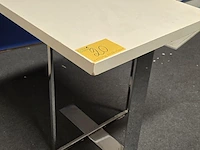 Lot 20 - bijzet tafeltje wit op metalen voet - afbeelding 2 van  2