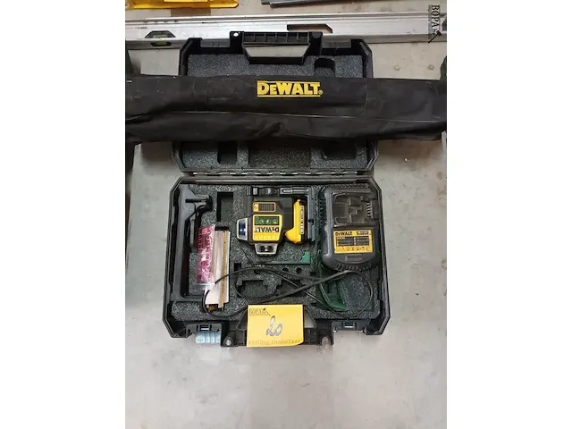 Lot 20 - dewalt lasertoestel in koffer met statief - afbeelding 1 van  5