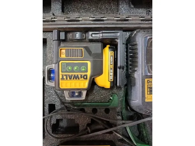 Lot 20 - dewalt lasertoestel in koffer met statief - afbeelding 2 van  5