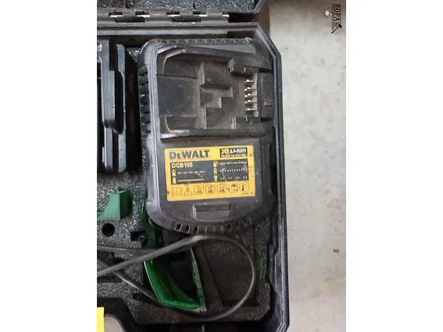 Lot 20 - dewalt lasertoestel in koffer met statief - afbeelding 3 van  5