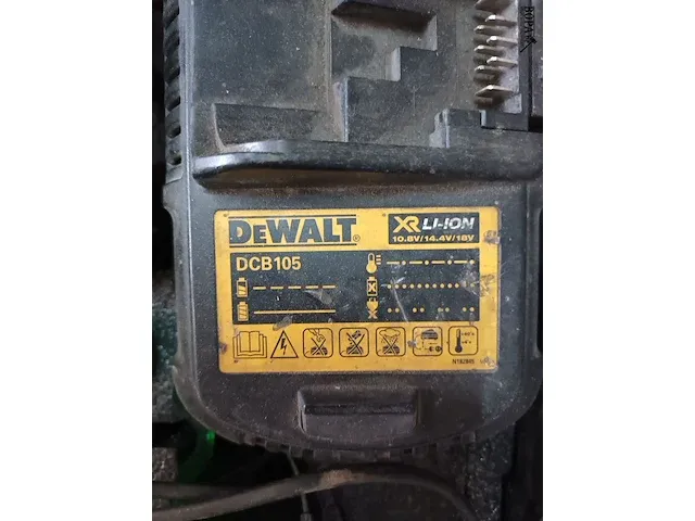 Lot 20 - dewalt lasertoestel in koffer met statief - afbeelding 5 van  5