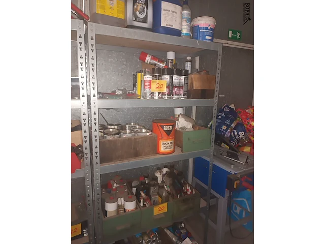 Lot 20 - garage producten en verf - afbeelding 1 van  4