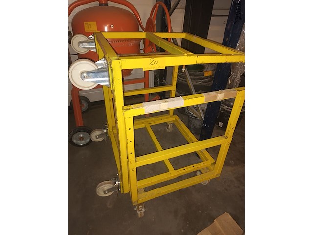 Lot 20 - gele stapelkar op wielen. 4 stuks - afbeelding 1 van  3
