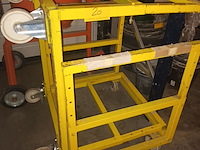 Lot 20 - gele stapelkar op wielen. 4 stuks - afbeelding 1 van  3