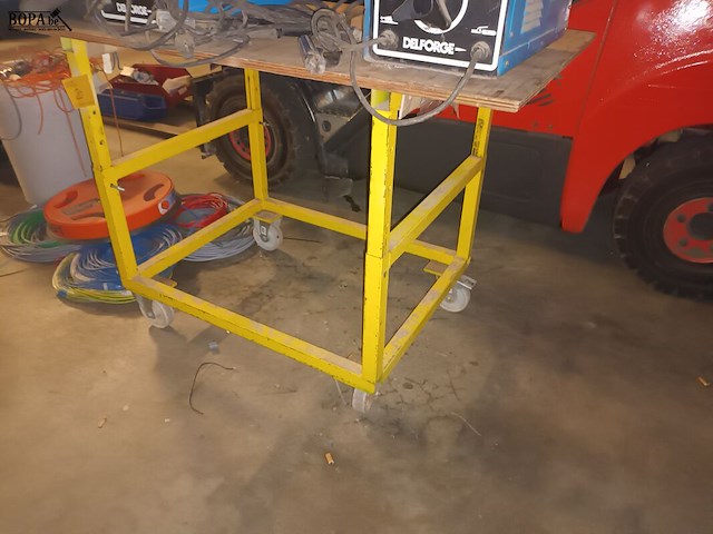 Lot 20 - gele stapelkar op wielen. 4 stuks - afbeelding 2 van  3