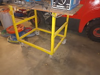 Lot 20 - gele stapelkar op wielen. 4 stuks - afbeelding 2 van  3