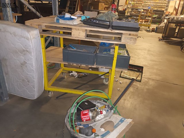 Lot 20 - gele stapelkar op wielen. 4 stuks - afbeelding 3 van  3