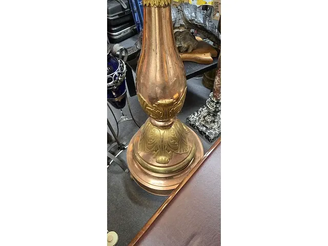 Lot 20 - grote koperen staanlamp hoogte 203 cm - afbeelding 2 van  7