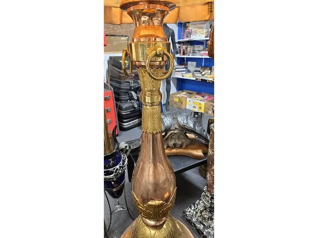 Lot 20 - grote koperen staanlamp hoogte 203 cm - afbeelding 3 van  7