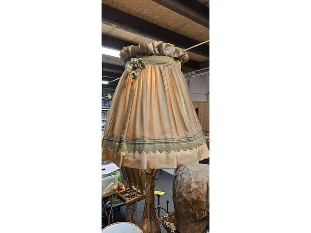 Lot 20 - grote koperen staanlamp hoogte 203 cm - afbeelding 5 van  7