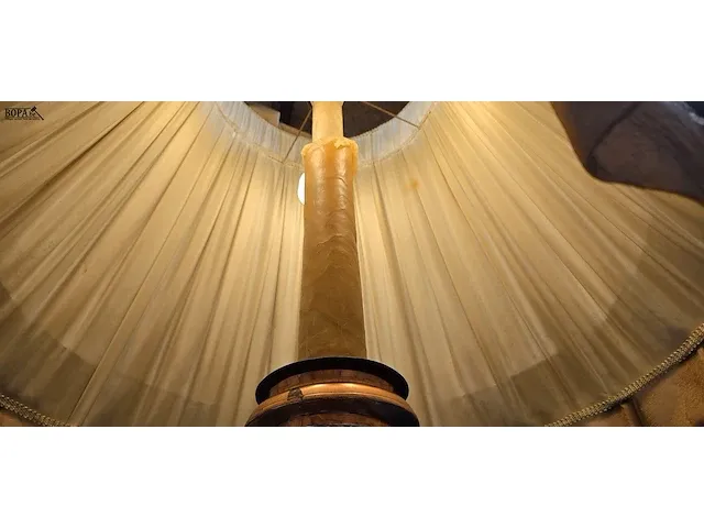 Lot 20 - grote koperen staanlamp hoogte 203 cm - afbeelding 6 van  7