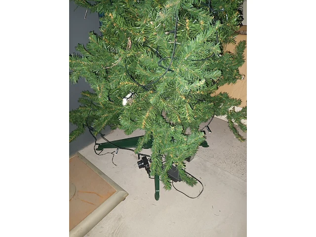 Lot 20 - kerstboom met voet - afbeelding 2 van  3